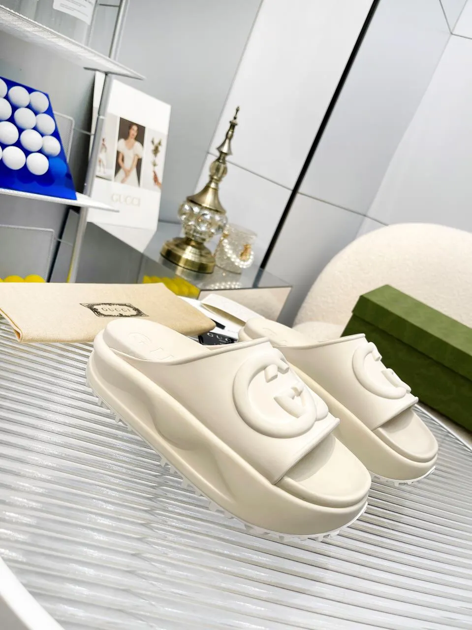 👟👟Ex-factory price👟👟Ex-factory price 360👟👟 Women's Shoes Factory Gucci｜Miami 2022 summer macaron color thick-soled slippers💜 Comfortable and versatile, macaron color, thick sole elongates🧚‍♀️Little fairies' leg lines become longer in seconds! It looks like a pair of beach shoes on your feet. Imagine walking on the beach wearing these shoes and not getting stuck in the sand at all. The sunset, the beach at dusk 🏖️. And you in the silhouette on the beach, stroking your long hair and fluttering long skirt... 🖤The upper material of the outsole is T👟👟Ex-factory price👟👟Ex-factory price U, so it is very comfortable and effectively relieves the pressure on the feet. ♥️ The shoe height is 4-5CM, which is very suitable for petite girls who are not used to wearing high heels. They are very stable when walking. Code number 35-40